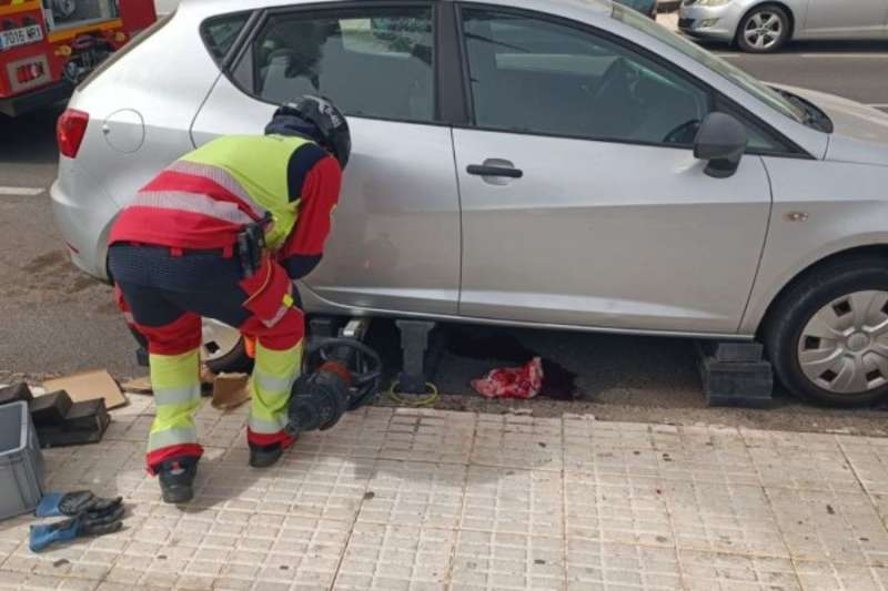 Wheelchair user rescued after being trapped under a car in Costa Teguise