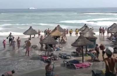 Powerful waves hit beach in south Tenerife and sweep away belongings