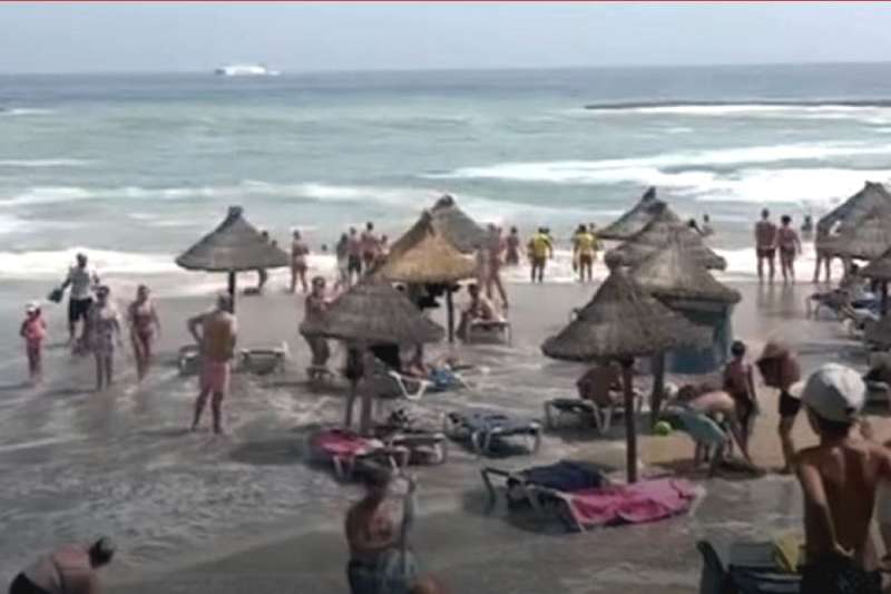 Powerful waves hit beach in south Tenerife and sweep away belongings