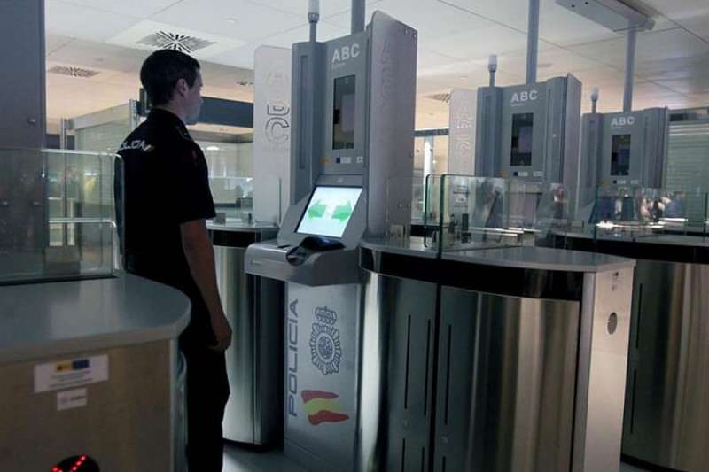 Two arrested at Tenerife South Airport trying to fly to Ireland using fake ID
