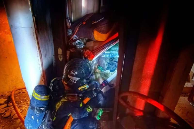 Two people and a dog rescued from house fire in Tenerife