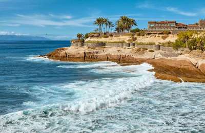 Man rescued by a private boat in critical condition in South Tenerife