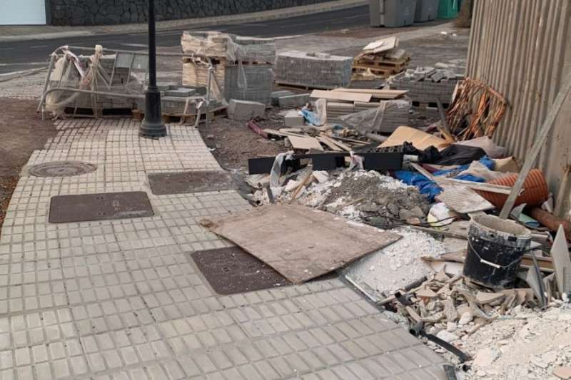 Pavement obstruction in Playa Blanca sparks safety concerns