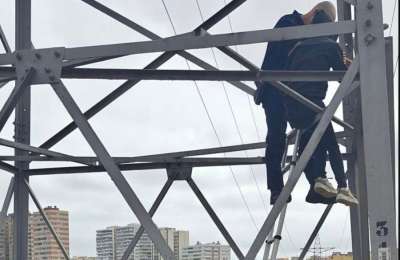 Woman rescued after climbing high-voltage tower in Gran Canaria