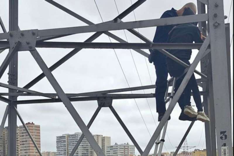 Woman rescued after climbing high-voltage tower in Gran Canaria
