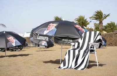Sun, sea… and a surprise umbrella protest against Pedro Sanchez in Costa Teguise