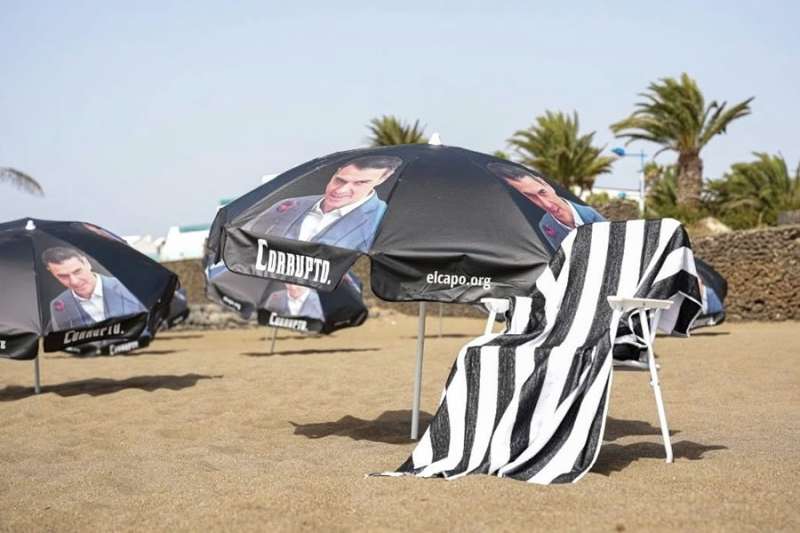 Sun, sea… and a surprise umbrella protest against Pedro Sanchez in Costa Teguise