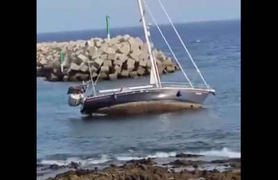 VIDEO: Sailboat runs aground in the south of Tenerife