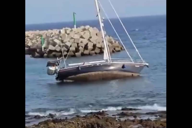 VIDEO: Sailboat runs aground in the south of Tenerife