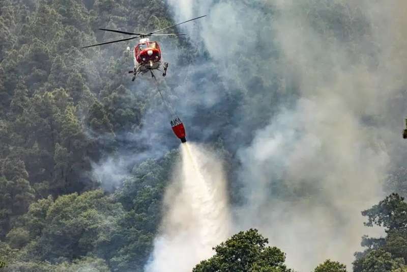 Nine aircraft deployed to tackle two wildfires in El Hierro