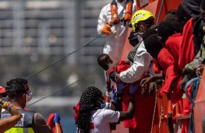 Largest migrant boat to date arrives in Gran Canaria with 251 people onboard