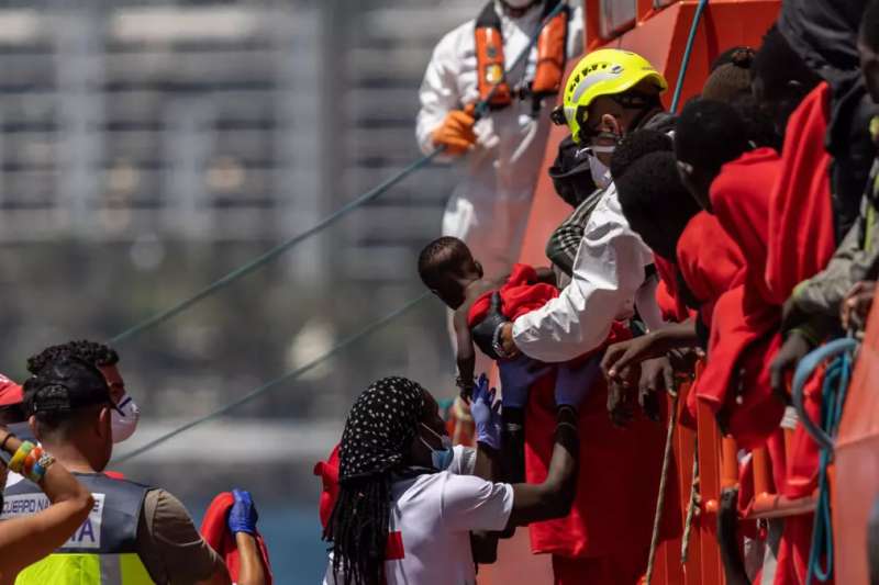 Largest migrant boat to date arrives in Gran Canaria with 251 people onboard
