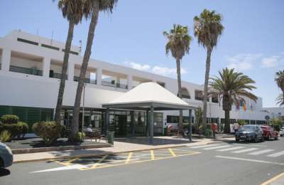 Hotel receptionist saves life after holidaymaker has a heart attack in Lanzarote