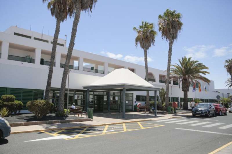 Hotel receptionist saves life after holidaymaker has a heart attack in Lanzarote