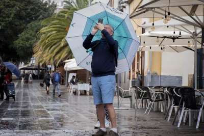 WEDNESDAY WEATHER: Cooler temperatures and possible light rain in the north of the islands 