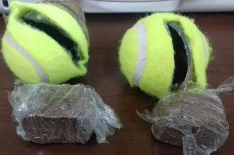 Man caught throwing tennis balls containing drugs into a Canary Islands prison