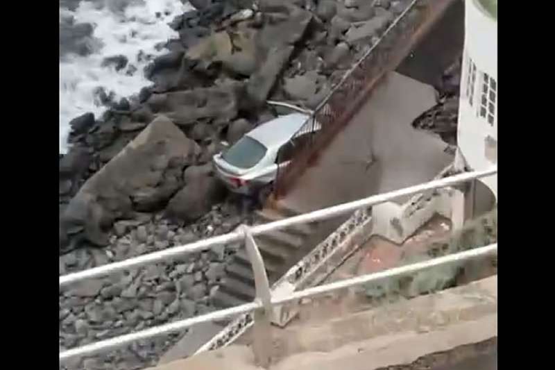 Confusion as car ends up on the sand of an inaccessible beach in Tenerife