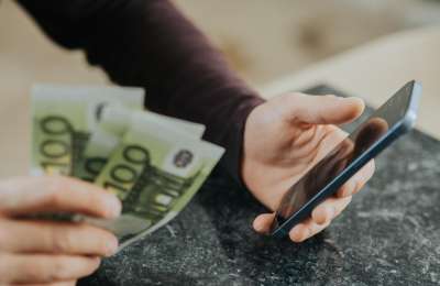 The Cheapest Ways to Send Money Abroad in 2025: Banks vs Money Transfer Services
