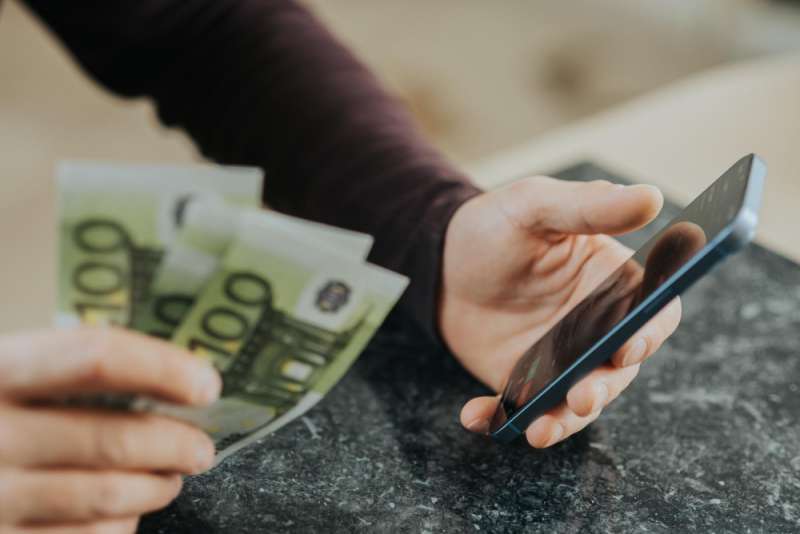 The Cheapest Ways to Send Money Abroad in 2025: Banks vs Money Transfer Services