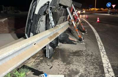 Early-morning crash leaves car overturned in Lanzarote
