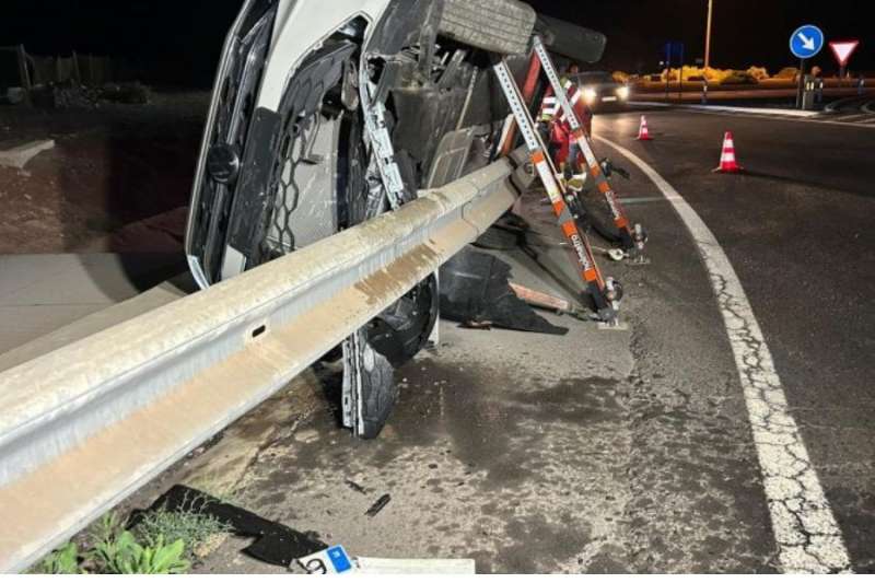 Early-morning crash leaves car overturned in Lanzarote