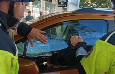Child rescued after being locked inside a car in South Tenerife