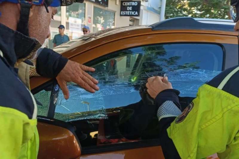 Child rescued after being locked inside a car in South Tenerife