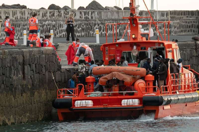 53 migrants rescued from a drifting boat near Lanzarote