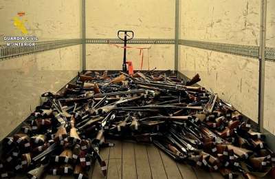 1,500 weapons seized in the Canary Islands are melted and recycled into everyday objects