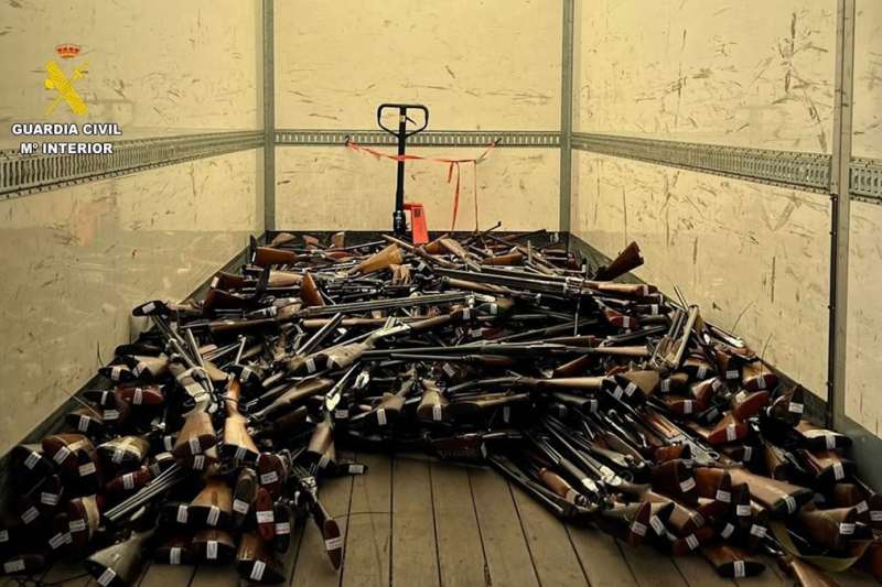 1,500 weapons seized in the Canary Islands are melted and recycled into everyday objects