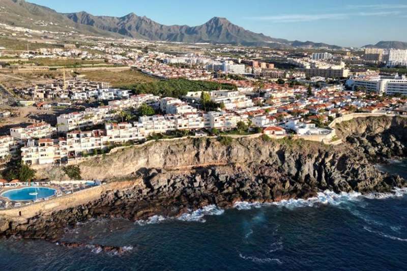 Politicians call to curb number of luxury holiday villas in Adeje