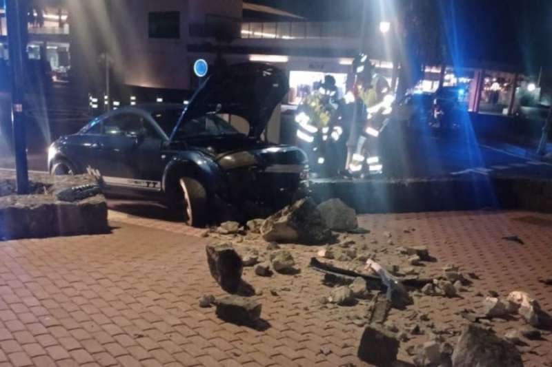 Car crashes into wall in Playa Blanca
