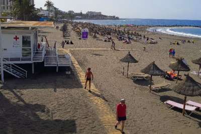Elderly man rescued from drowning at beach in Playa Las Americas