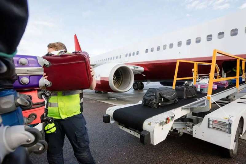 Gang caught stealing from suitcases in Tenerife South airport