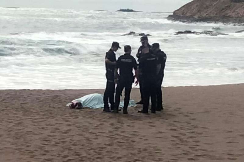 Elderly man drowns on beach despite desperate rescue attempts