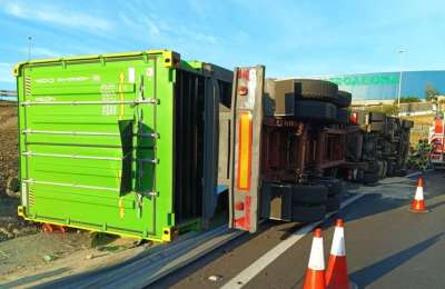 Lorry overturns on the TF-2 causing seven hours of traffic jams in Tenerife