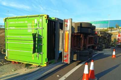Lorry overturns on the TF-2 causing seven hours of traffic jams in Tenerife