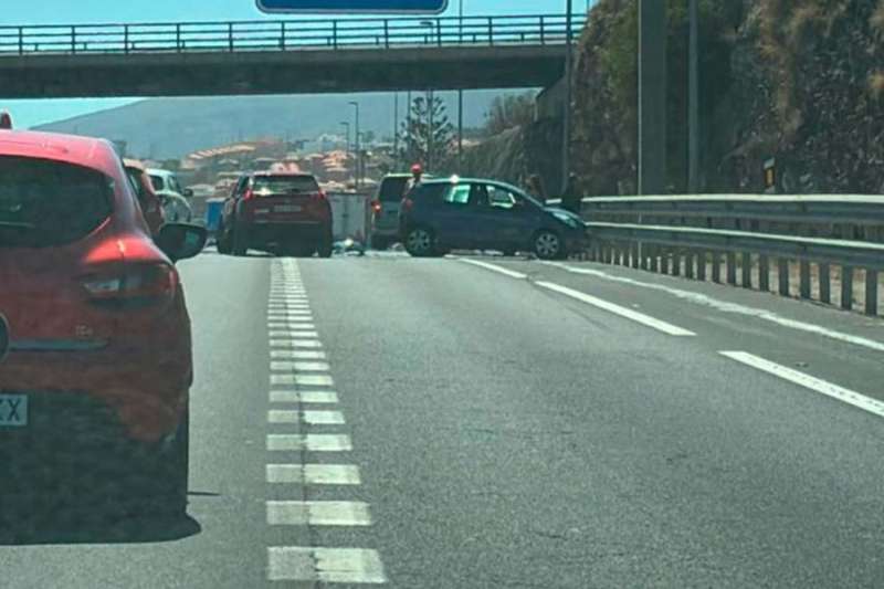 Long delays on the TF-1 after car crashes into barriers 