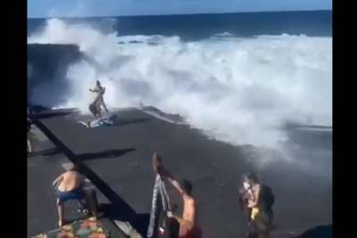 VIDEO: Tourists risk their lives in Tenerife natural pool despite Red Flag warning