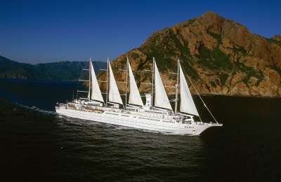 The world’s largest sailing ship prepares to visit the Canary Islands 