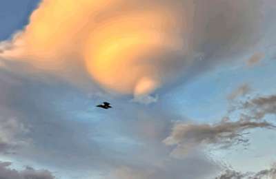 Spectacular ‘Picture Postcard’ sunset over La Palma as rare lenticular cloud forms