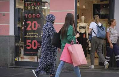 Shop staff in Canary Islands threaten strike on Black Friday