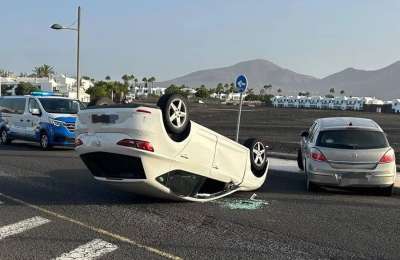 Car flips over on Avenida Papagayo in Playa Blanca