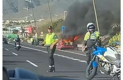 Car bursts into flames after crash on TF-1 in the south of Tenerife