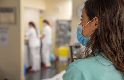 Government considers reintroducing masks in hospitals as flu cases rise