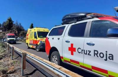 Three injured as car plunges down a 15-metre drop in Teide National Park