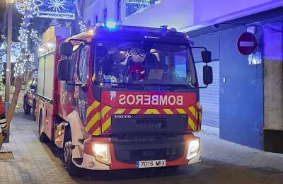 Firefighters rescue toddler locked in car at a shopping centre in Lanzarote 