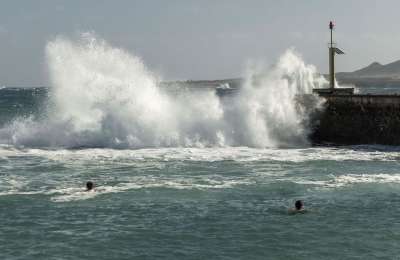 All Canary Islands remain on pre-alert in coastal areas as waves reach up to four metres