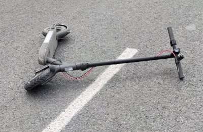 Woman injured after collision between car and e-scooter in Playa Blanca