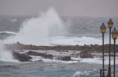 UPDATE: One of the men swept away by a wave in Lanzarote dies